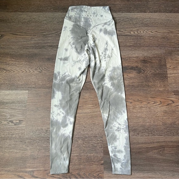 Balance Athletica Gray/White Tie-Dye Leggings - Picture 3 of 6